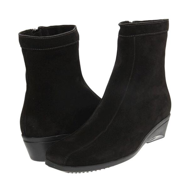 La Canadienne Womens Elizabeth Bootie US 7.5 EU 38 Black Suede Waterproof NWOB - Picture 1 of 12